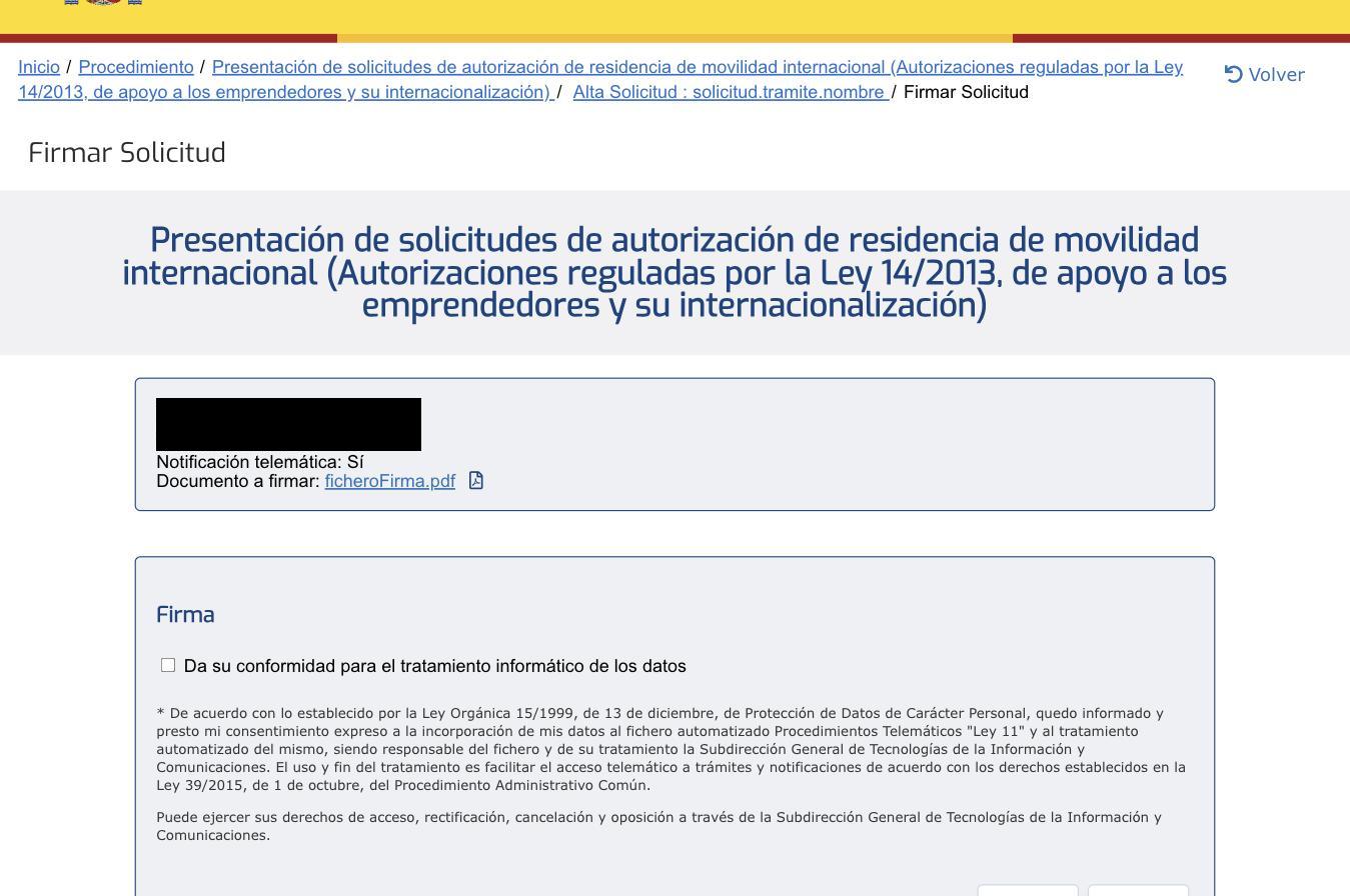Экран Firmar Solicitud: сводка данных (замазана), ссылка на ficheroFirma.pdf, чекбокс "Da su conformidad para el tratamiento informático de los datos"